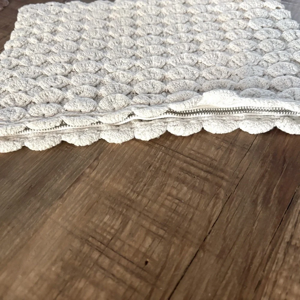 Scalloped Makeup Bag | Clutch. EUC 10”x7” Zippered | Ivory | Neutral